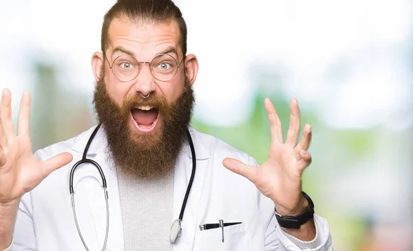 Young Blond Doctor Man Beard Wearing Medical Coat Celebrating Crazy — Stock Photo, Image