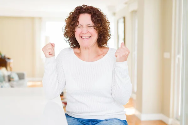 Mooie Senior Vrouw Het Dragen Van Witte Trui Thuis Enthousiast — Stockfoto