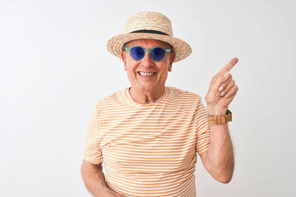 Starší Muž Nosí Brýle Pruhovaným Tričkem Kloboukem Izolované Bílé Pozadí — Stock fotografie