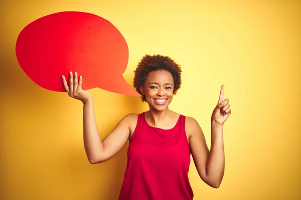 Jonge Afro Amerikaanse Vrouw Met Spraakballon Gele Geïsoleerde Achtergrond Zeer — Stockfoto