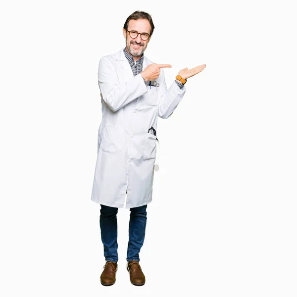 Średnim Wieku Lekarz Mężczyzn Noszenie Medycznych Płaszcz Zdumiony Uśmiechający Się — Zdjęcie stockowe