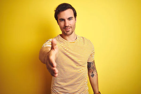 Mladý Pohledný Muž Tetováním Pruhovaným Tričkem Izolované Žluté Pozadí Úsměvem — Stock fotografie