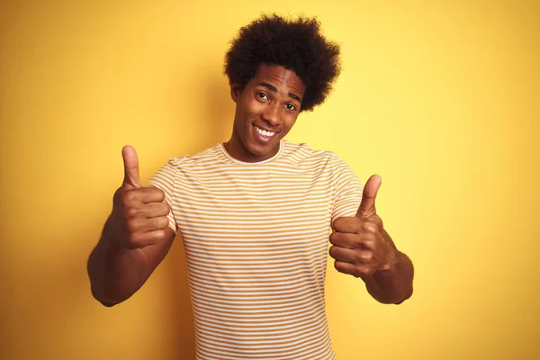 Hombre Americano Con Pelo Afro Con Camiseta Rayas Pie Sobre —  Fotos de Stock