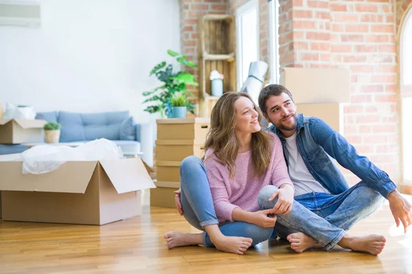 Joven Hermosa Pareja Que Muda Una Nueva Casa Sentada Suelo —  Fotos de Stock