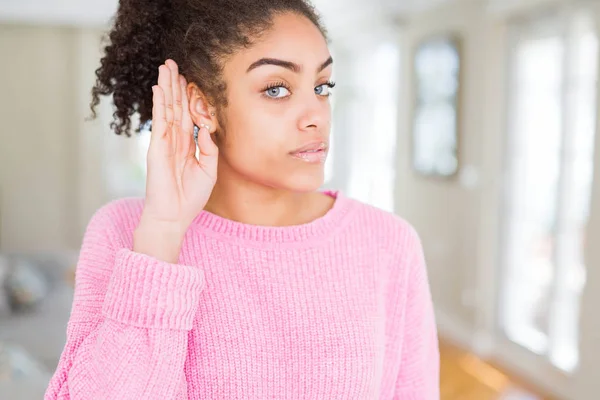 Afro Saçlı Bir Işitme Söylenti Dedikodu Için Dinleme Kulak Üzerinde — Stok fotoğraf