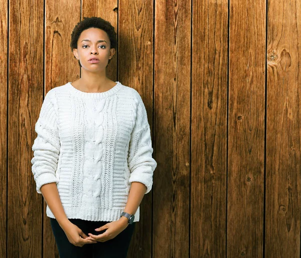 Hermosa Mujer Afroamericana Joven Con Suéter Sobre Fondo Aislado Relajado —  Fotos de Stock