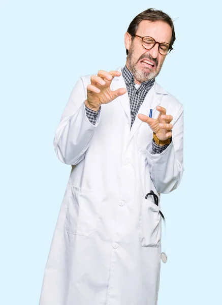 Tıbbi Giyen Orta Yaş Doktor Erkek Ceket Tiksinti Ifadesi Memnun — Stok fotoğraf