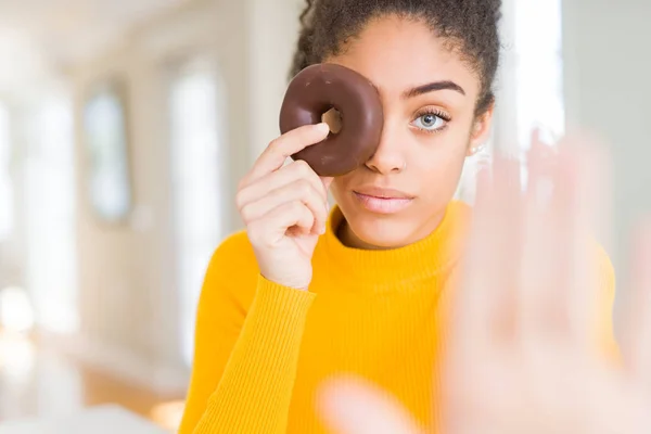 Fiatal Afro Amerikai Lány Étkezési Édes Csokoládé Fánk Nyitott Kézzel — Stock Fotó