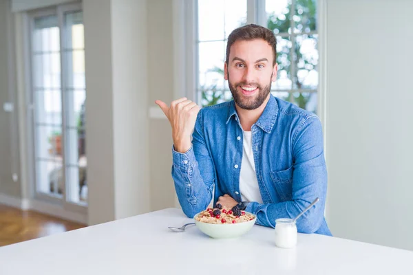 Hombre Guapo Comiendo Cereales Para Desayuno Casa Sonriendo Con Cara — Foto de Stock
