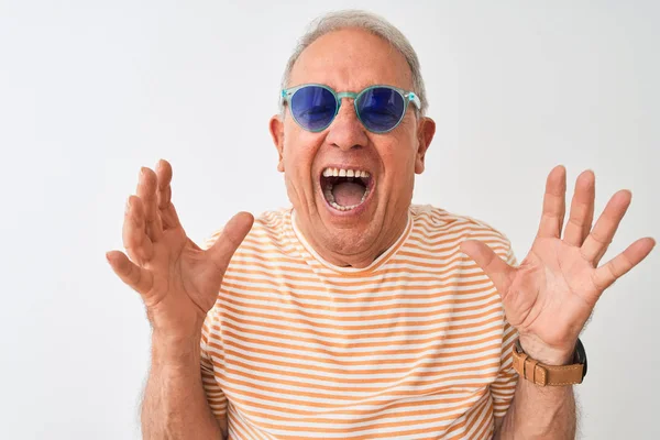 Uomo Anziano Dai Capelli Grigi Indossa Maglietta Righe Occhiali Sole — Foto Stock