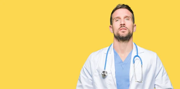 Stilig Läkare Man Bär Medicinsk Uniform Över Isolerade Bakgrund Händer — Stockfoto