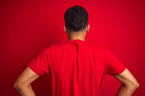 Junger Brasilianischer Mann Shirt Der Vor Isoliertem Roten Hintergrund Steht — Stockfoto