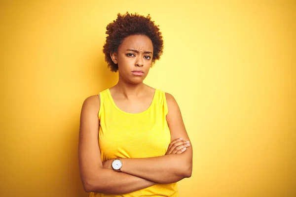 Beauitul African American Woman Wearing Summer Shirt Isolated Yellow Background — Stock Photo, Image