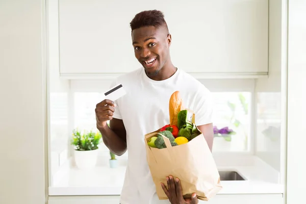 Američan Afričana Muž Držel Papírový Sáček Plný Potravin Držení Platební — Stock fotografie