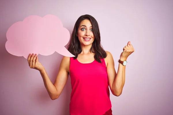 Mooie Vrouw Het Houden Van Toespraak Bubble Roze Geïsoleerde Achtergrond — Stockfoto