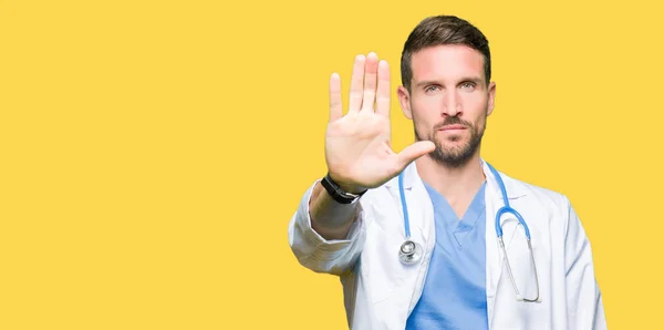 Hombre Guapo Doctor Usando Uniforme Médico Sobre Fondo Aislado Haciendo — Foto de Stock