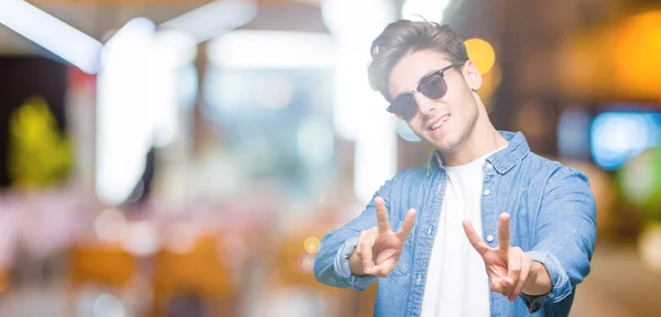 Genç Yakışıklı Adam Zafer Işareti Yapıyor Parmak Gösterilen Kamera Seyir — Stok fotoğraf