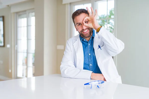 Homem Cientista Bonito Vestindo Roupão Branco Óculos Segurança Fazendo Gesto — Fotografia de Stock