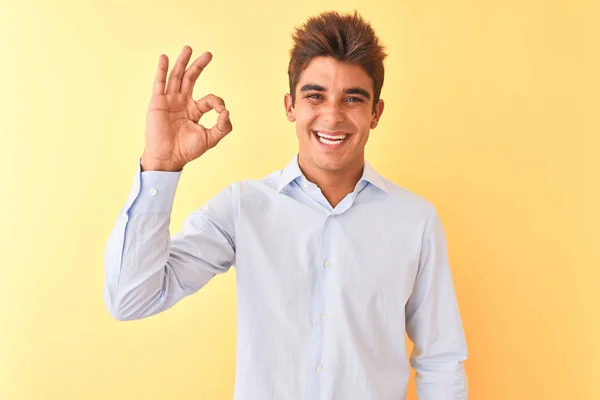 Joven Hombre Negocios Guapo Con Camisa Elegante Sobre Fondo Amarillo —  Fotos de Stock