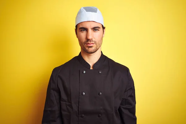 요리사 얼굴에 심각한 표정으로 노란색 유니폼과 모자를 카메라를 간단하고 자연스러운 — 스톡 사진