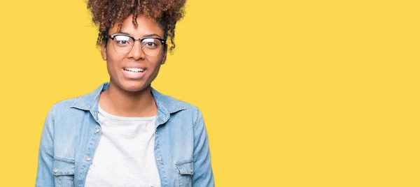 Hermosa Mujer Afroamericana Joven Con Gafas Sobre Fondo Aislado Sonriendo —  Fotos de Stock