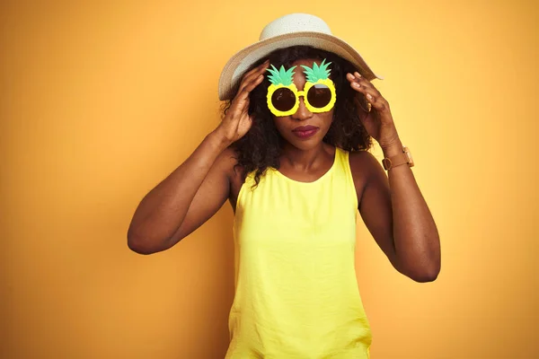 Africká Američanka Nosí Legrační Ananasové Sluneční Brýle Izolované Žluté Pozadí — Stock fotografie