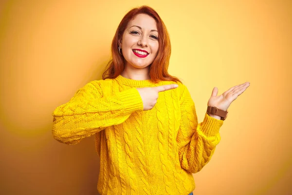 Mulher Ruiva Bonita Vestindo Camisola Inverno Sobre Fundo Amarelo Isolado — Fotografia de Stock