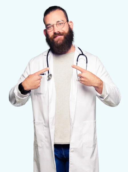 Mladá Blonďatá Lékař Muž Vousy Nosit Lékařské Kabát Sebevědomým Úsměvem — Stock fotografie