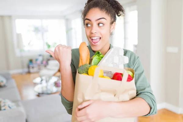 Joven Afroamericana Chica Sosteniendo Bolsa Papel Comestibles Supermercado Señalando Mostrando — Foto de Stock