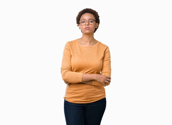 若い美しいアフリカ系アメリカ人女性の眼鏡を顔に真剣な表情で孤立した背景リラックスに シンプルで自然なカメラを見てください — ストック写真