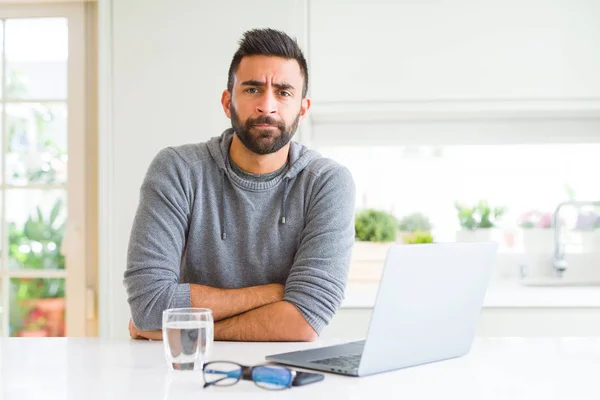 Hombre Hispano Guapo Trabajando Con Computadora Portátil Escéptico Nervioso Desaprobando — Foto de Stock