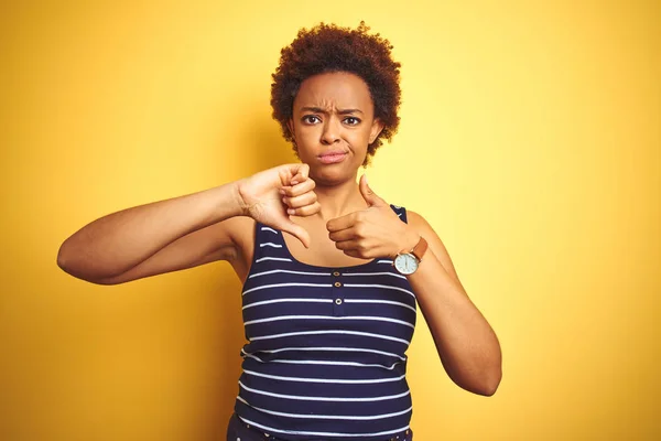 Beauitul Afrikansk Amerikansk Kvinna Klädd Sommar Shirt Över Isolerad Gul — Stockfoto