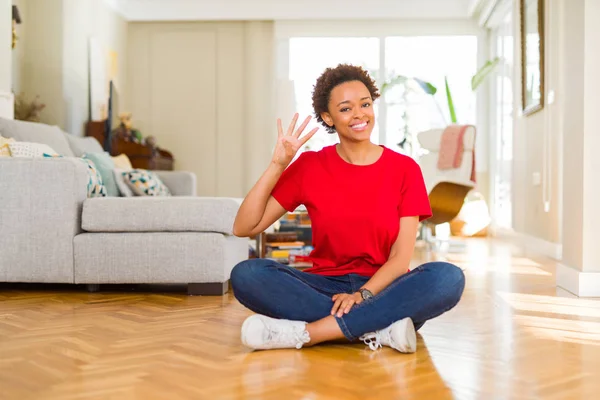 Jovem Bela Mulher Afro Americana Sentada Chão Casa Mostrando Apontando — Fotografia de Stock