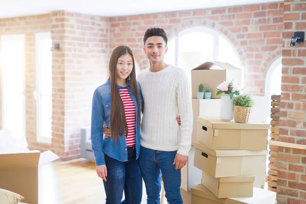 Schöne Junge Asiatische Paar Glücklich Und Lächelnd Aufgeregt Umzug Ein — Stockfoto