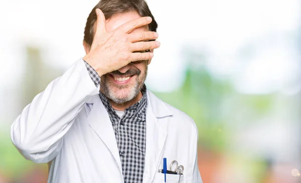 Μέση Ηλικία Άνδρες Γιατρός Φοράει Παλτό Ιατρική Χαμογελαστός Και Γελά — Φωτογραφία Αρχείου