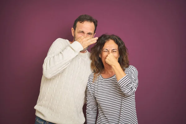 Belo Casal Meia Idade Vestindo Suéter Inverno Sobre Fundo Roxo — Fotografia de Stock