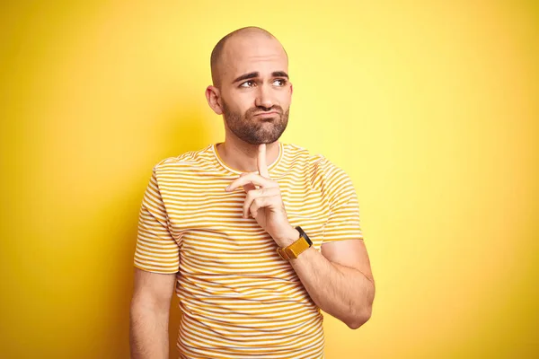 Joven Calvo Con Barba Llevando Una Camiseta Casual Rayas Sobre — Foto de Stock