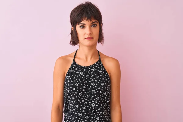 Mujer Hermosa Joven Con Vestido Floral Negro Pie Sobre Fondo — Foto de Stock