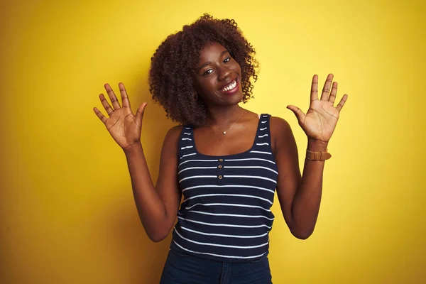 Mujer Afro Africana Joven Con Camiseta Rayas Sobre Fondo Amarillo — Foto de Stock