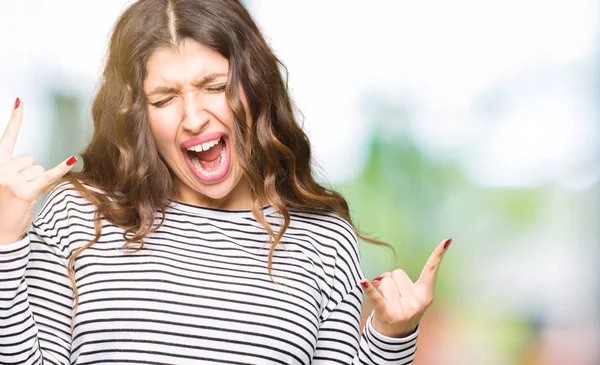 Junge Schöne Frau Gestreiftem Pullover Schreit Mit Verrücktem Gesichtsausdruck Und — Stockfoto