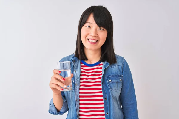 年轻美丽的中国妇女拿着一杯水 在孤立的白色背景与幸福的脸站在微笑与自信的微笑显示牙齿 — 图库照片