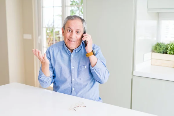 Beau Vieillard Ayant Une Conversation Parlant Sur Smartphone Très Heureux — Photo