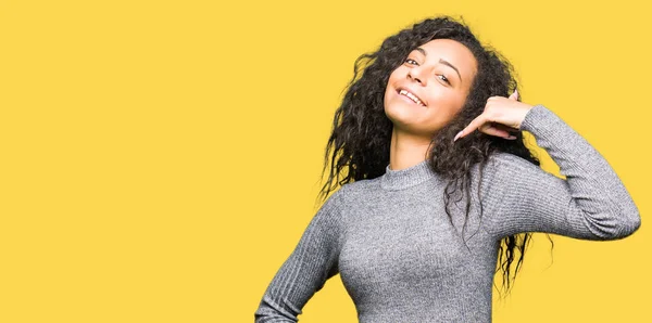 Joven Chica Hermosa Con Pelo Rizado Sonriendo Haciendo Gesto Teléfono — Foto de Stock