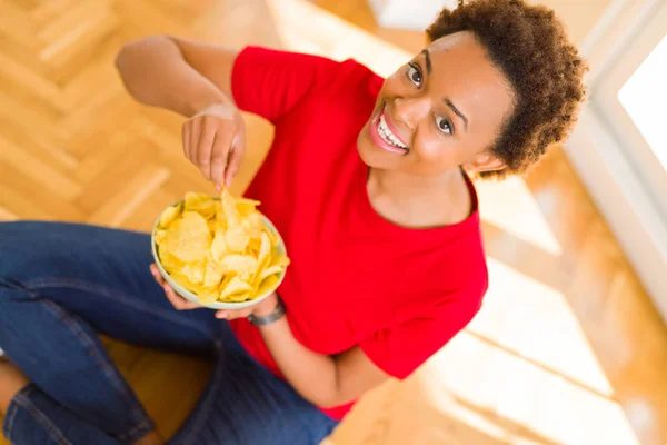 Ung vacker afroamerikanska kvinna med afro hår äta chi — Stockfoto