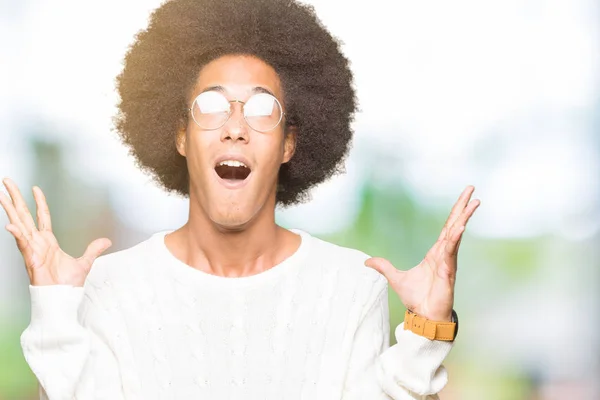 Joven Hombre Afroamericano Con Pelo Afro Usando Gafas Celebrando Loco —  Fotos de Stock