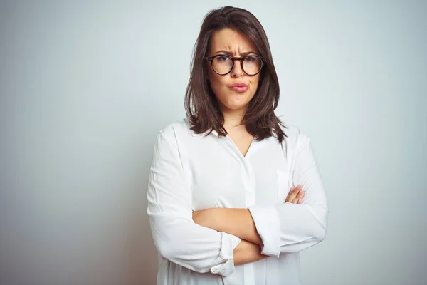 Joven Mujer Negocios Hermosa Con Gafas Sobre Fondo Aislado Escéptico —  Fotos de Stock