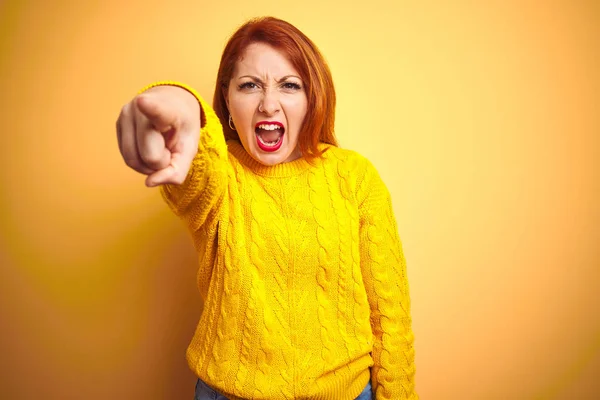 Mulher Ruiva Bonita Vestindo Camisola Inverno Sobre Fundo Amarelo Isolado — Fotografia de Stock