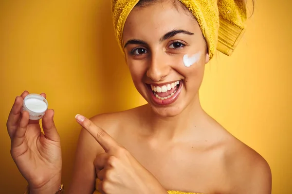 Jovem Mulher Usando Uma Toalha Banho Usando Creme Facial Sobre — Fotografia de Stock