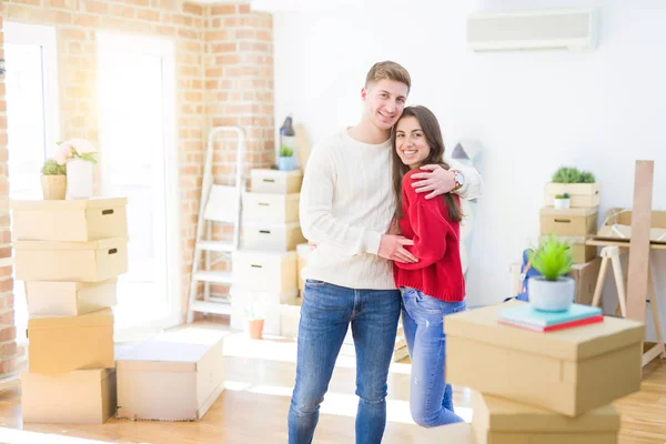Mooie Jonge Paar Verhuizen Naar Een Nieuw Huis Staande Nieuwe — Stockfoto