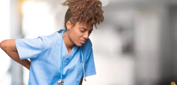 Junge Afrikanisch Amerikanische Ärztin Über Isolierten Hintergrund Mit Rückenschmerzen Berührung — Stockfoto
